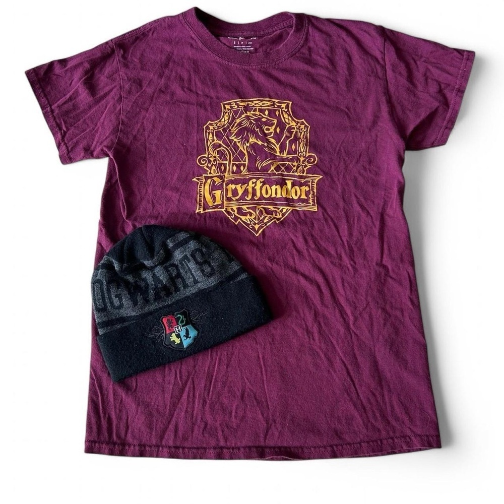 Gryffindor Quidditch T-Shirt & Hogwarts Beanie Set - Harry Potter, Small,